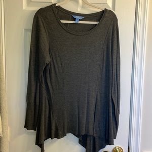 Long sleeve handkerchief bottom long ribbed top.